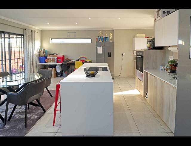 4 BEDROOM HOUSE FOR SALE IN COSMO CITY
